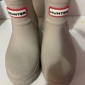 Hunter Short Rubber Boots in Beige with Red Logo